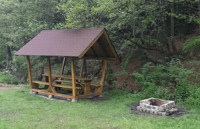 Pentru iubitorii de natură: Foișoare, mese, bănci și vetre de foc amenajate pe Valea Chiuzbăii; Cetățenii, rugați să fie responsabili (GALERIE FOTO)