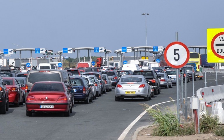 Tupeu periculos: Patru maramureșeni din Vișeu de Sus au vrut să evite carantina la întoarcerea în țară; S-au ales cu dosare penale pentru zădărnicirea combaterii bolilor