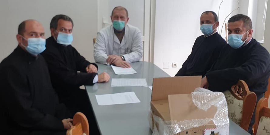 Preoții, monahii și credincioșii din Protopopiatul Vișeu au donat aparatură medicală Spitalului de Recuperare Borșa