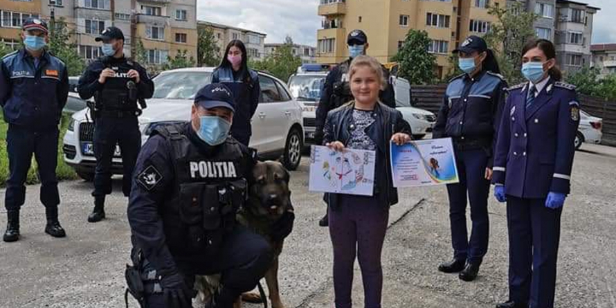 Alături de ofiţerul Vis, polițiștii au oferit premii câștigătorilor concursului „Pandemia nu fură copilăria!” (GALERIE FOTO)