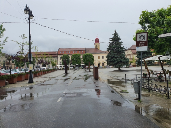 VIDEO: Centrul Vechi al Băii Mari, nostalgic în zodia ploilor. Imagini bacoviene superbe de azi, în așteptarea vremurilor bune