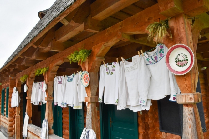 S-a lansat broșura „Aspecte istorice inedite în Țara Chioarului. Biserica de lemn din Săcălășeni” și vernisat expoziția de spăcele și cămeși  de Chioar (GALERIE FOTO)