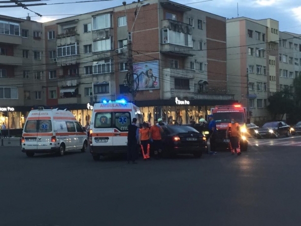 Neacordare de prioritate: Ambulanță implicată într-un accident în centrul municipiului Baia Mare (GALERIE FOTO)