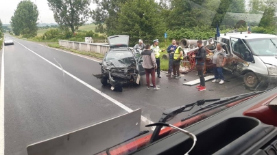 Actualizare – Accident cu trei victime în Dumbrăvița. Cauza: neacordarea de prioritate (GALERIE FOTO)