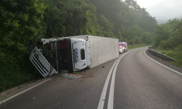 Un băimărean beat criță „a parcat” TIR-ul pe o parte, blocând Valea Oltului. Cât avea alcoolemia (FOTO)