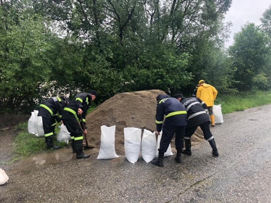 Actualizare 4 – Alertă hidrologică în Maramureș: Tisa s-a revărsat la confluența cu râul Vișeu. A fost supraînălțat digul de protecție, în Bistra (GALERIE VIDEO ȘI FOTO)