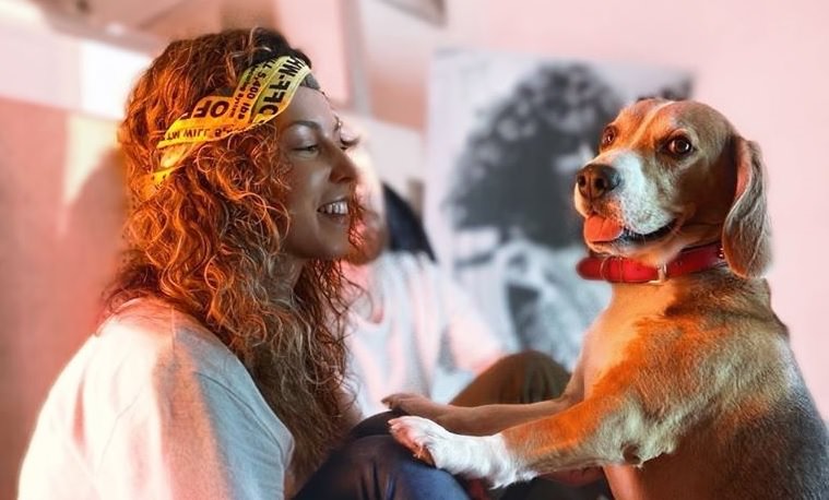 Artista băimăreană AMI, în izolare, după ce mai mulți colegi de la „Te cunosc de undeva” au fost testați pozitiv cu COVID-19