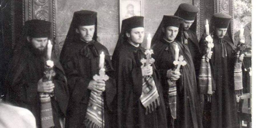La Rohia, acum 26 de ani, șase tineri luau calea monahismului; cine sunt ei astăzi (GALERIE FOTO)
