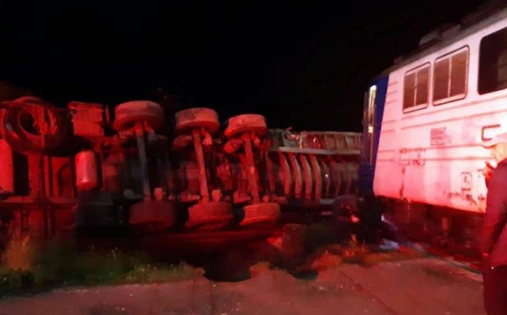 Accident feroviar: Autoutilitară încărcată cu lemne, izbită de trenul Sighet – Cluj în localitatea Tisa. Cum a avut loc incidentul (FOTO)