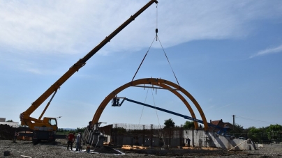 Bazinul didactic de înot de la Fărcașa prinde contur (GALERIE FOTO)