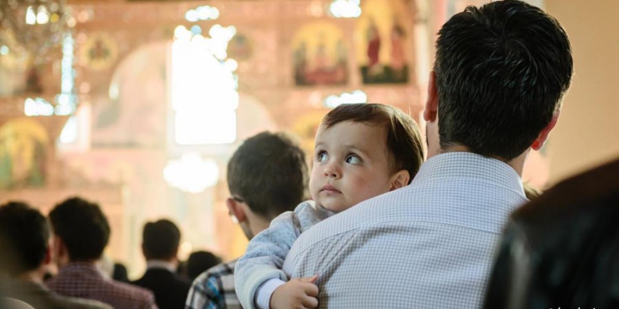 Sondaj CURS: Biserica rămâne instituția în care românii au cea mai mare încredere