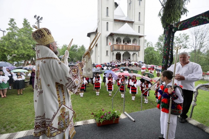 PS Iustin a târnosit biserica nouă din Breb; Credincioșii prezenți au transformat curtea acesteia într-o grădină a portului popular moroșenesc (GALERIE FOTO)