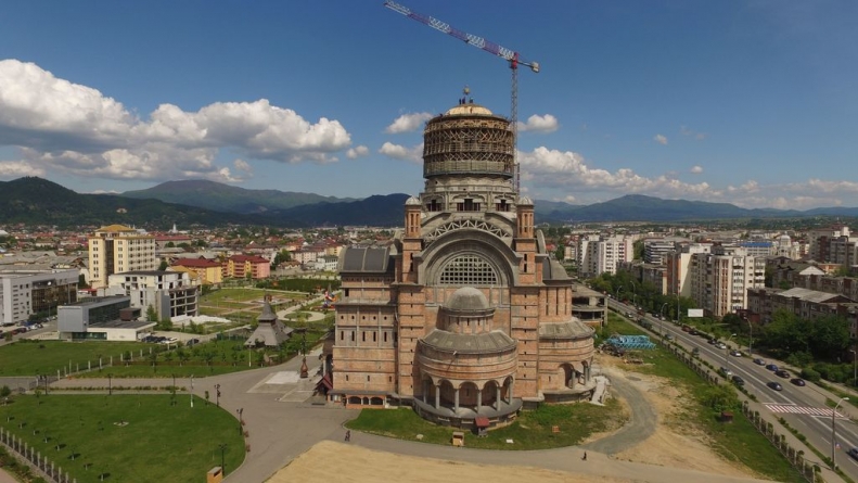 Statuie a Înaltpreasfințitului Părinte Arhiepiscop Justinian, în curtea Catedralei Episcopale „Sfânta Treime” din Baia Mare