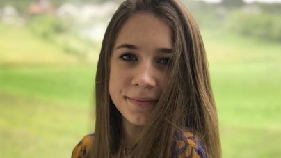 Să ajutăm o tânără maramureșeancă talentată să ajungă în semifinala concursului online «FrenchMania sur mon smartphone» (VIDEO)