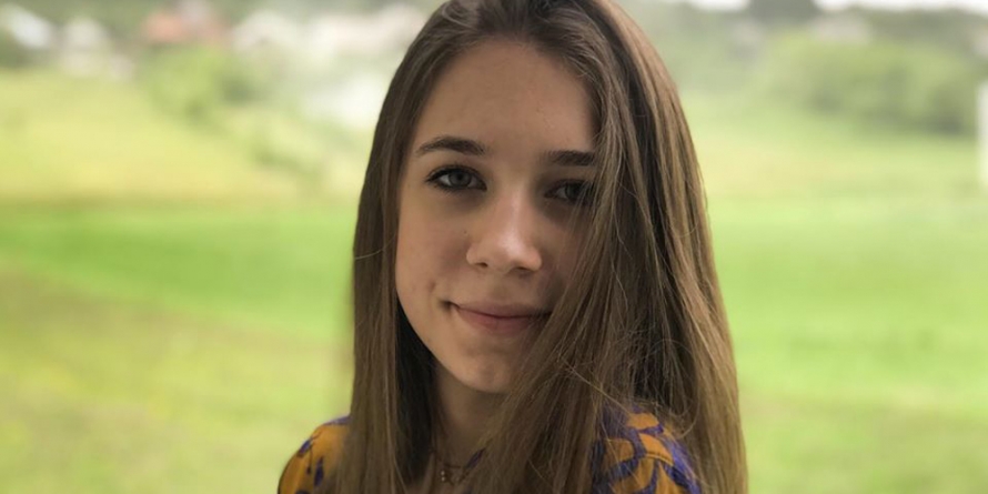 Să ajutăm o tânără maramureșeancă talentată să ajungă în semifinala concursului online «FrenchMania sur mon smartphone» (VIDEO)