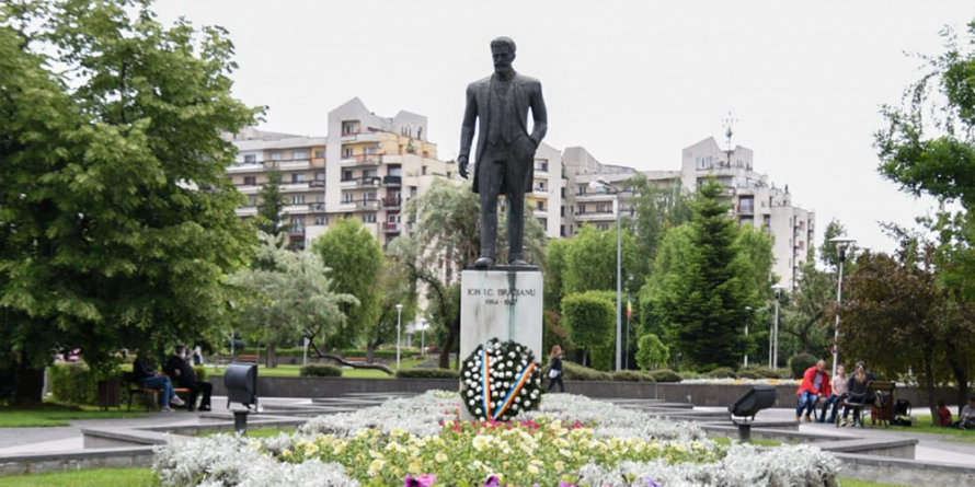 În Baia Mare, depuneri de coroane la busturile lui Iuliu Maniu, George Pop de Băsești și I.C. Brătianu, cu ocazia centenarului Tratatului de la Trianon