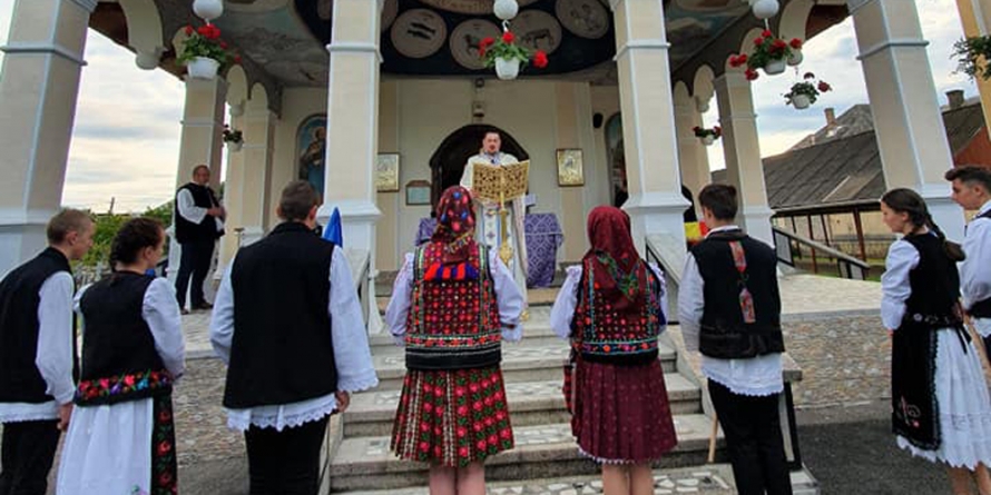 În Parohia Dumbrăvița, slujbă de pomenire a Eroilor Neamului și a Regilor României cu ocazia împlinirii a 100 de ani de la semnarea Tratatului de la Trianon (GALERIE FOTO)