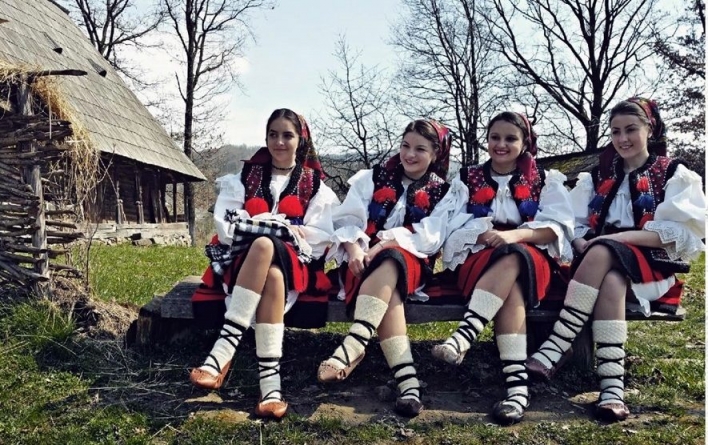 De Ziua Universală a Iei, în Sighetu Marmației: „Îmbracă o cămeșă și hai la muzeu… în șezătoare”