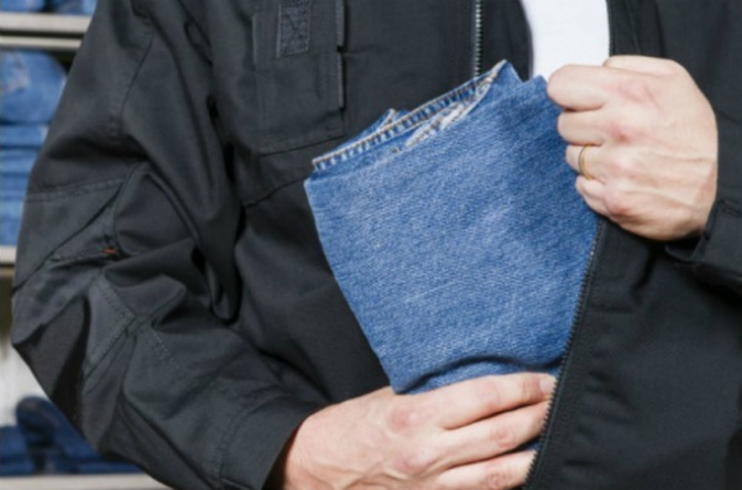 Dosar penal pentru furt calificat: Doi tineri din Borșa au sustras bunuri dintr-un GSM, respectiv dintr-un magazin cu haine