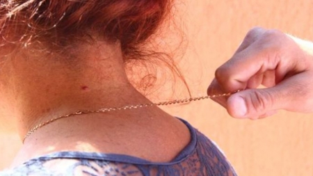 Tânăr băimărean reținut după ce i-a smuls unei femei lănțișorul de la gât