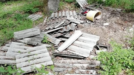 Nesimțire la cote alarmante: Deșeuri de construcții azvârlite în pădurea de la intrarea în satul Brebeni (GALERIE FOTO)