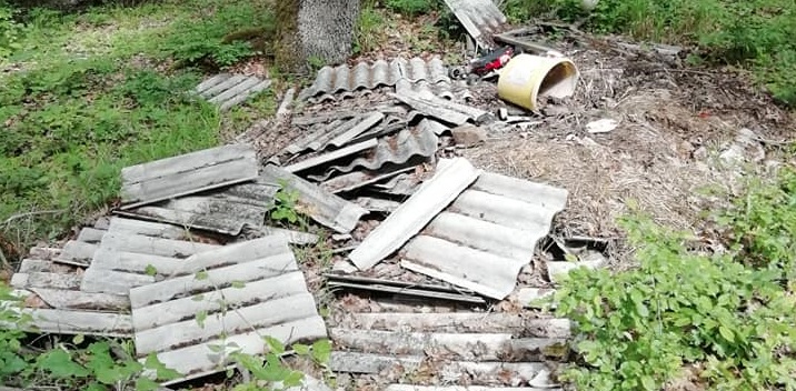Nesimțire la cote alarmante: Deșeuri de construcții azvârlite în pădurea de la intrarea în satul Brebeni (GALERIE FOTO)