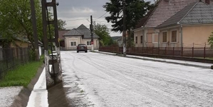 Evaluare: S-au numărat pagubele făcute de grindină în Ulmeni. Căminul cultural al orașului, afectat de furia naturii (VIDEO ȘI GALERIE FOTO)