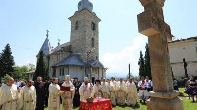 Hram și Sfânta Liturghie Arhierească la Mănăstirea „Sfinții Apostoli Petru și Pavel” Bixad (GALERIE FOTO)