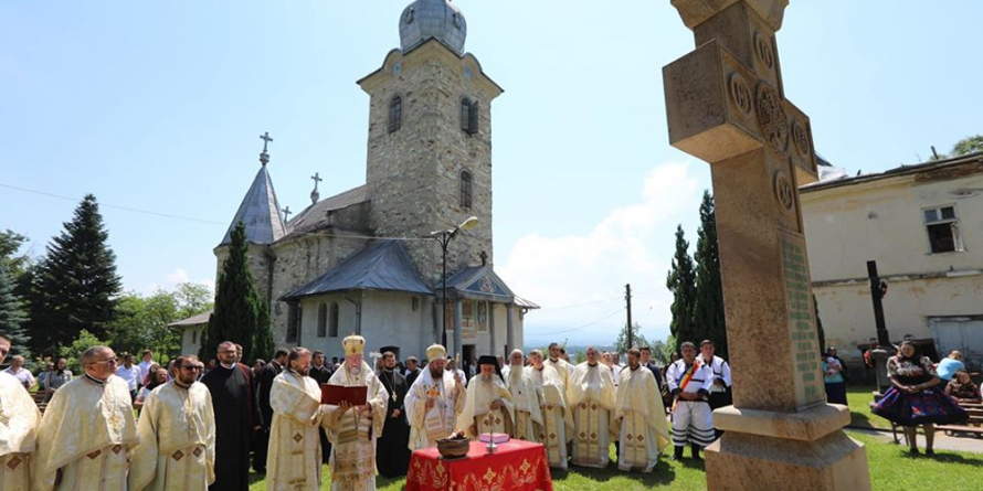 Hram și Sfânta Liturghie Arhierească la Mănăstirea „Sfinții Apostoli Petru și Pavel” Bixad (GALERIE FOTO)