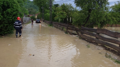 Vijelia a produs pagube uriașe în Maramureșul Istoric: Gospodării și străzi inundate, podețe afectate, oameni care așteaptă despăgubiri (VIDEO ȘI GALERIE FOTO)