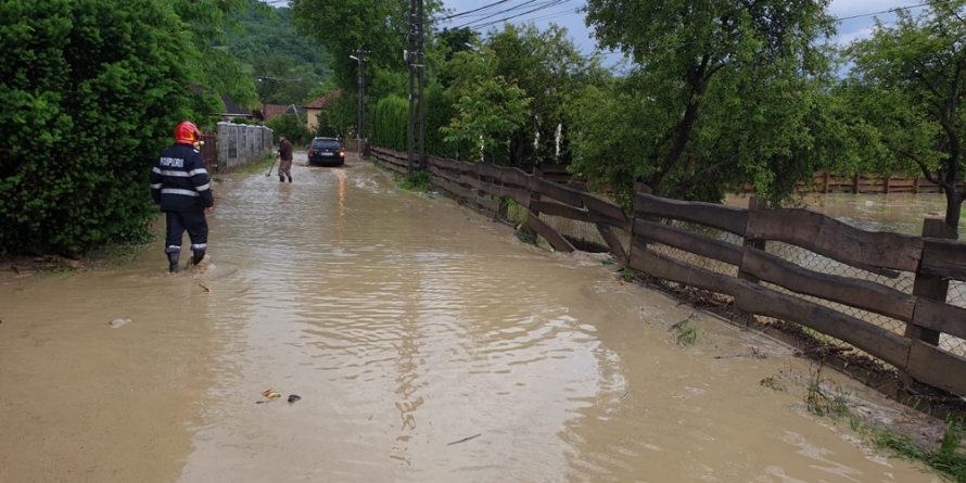 Vijelia a produs pagube uriașe în Maramureșul Istoric: Gospodării și străzi inundate, podețe afectate, oameni care așteaptă despăgubiri (VIDEO ȘI GALERIE FOTO)