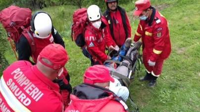 112: Un bărbat din Vișeu de Jos s-a rănit la picior în vârfului dealului. A fost transportat de forțele de intervenție până la ambulanță (GALERIE FOTO)