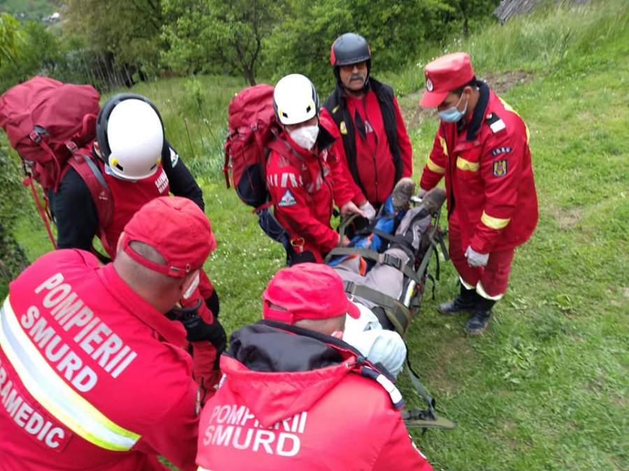 112: Un bărbat din Vișeu de Jos s-a rănit la picior în vârfului dealului. A fost transportat de forțele de intervenție până la ambulanță (GALERIE FOTO)