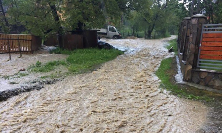 Rămânem în alertă: Maramureșul rămâne sub coduri portocalii. Și de vreme rea, și de inundații. Vezi până când