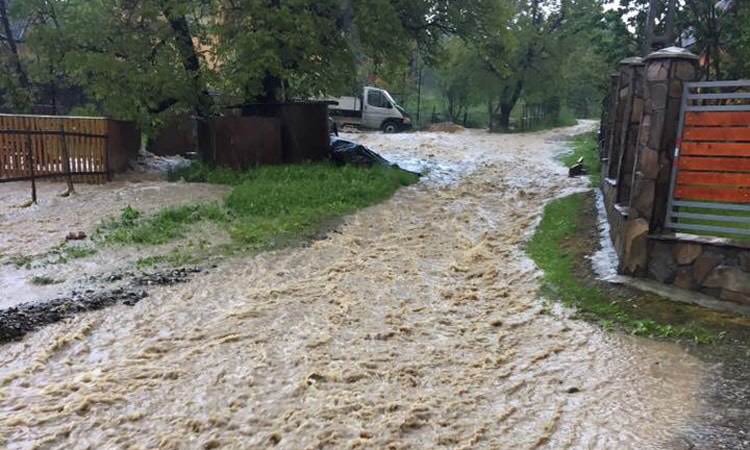 Rămânem în alertă: Maramureșul rămâne sub coduri portocalii. Și de vreme rea, și de inundații. Vezi până când