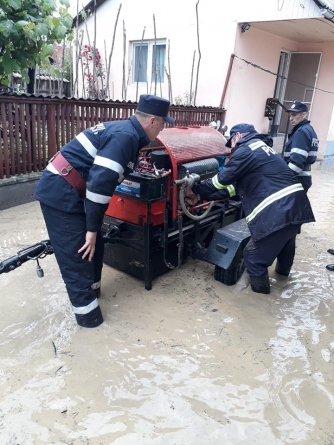 Blestemul ploilor: 35 persoane izolate în Leordina. DN 18, afectat de vremea rea (VIDEO ȘI GALERIE FOTO)