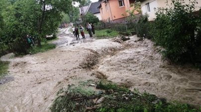 Ziua și bilanțurile în Maramureș: 30 gospodării și peste 90 anexe inundate sau izolate și peste 39 km de străzi spălate de ape în numai 24 de ore (FOTO)