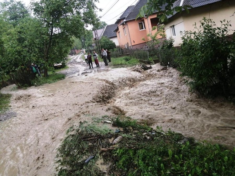 Ziua și bilanțurile în Maramureș: 30 gospodării și peste 90 anexe inundate sau izolate și peste 39 km de străzi spălate de ape în numai 24 de ore (FOTO)