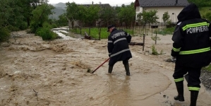 Nicio zi fără intervenții: Pompierii maramureșeni, solicitați în Sighet și Strâmtura, să scoată apa din gospodăriile inundate (VIDEO ȘI GALERIE FOTO)