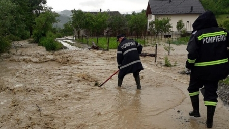 Nicio zi fără intervenții: Pompierii maramureșeni, solicitați în Sighet și Strâmtura, să scoată apa din gospodăriile inundate (VIDEO ȘI GALERIE FOTO)