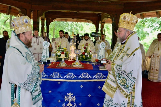 Un liturghisesc și predică ierarhii în această duminică