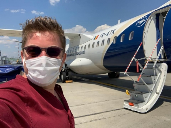 Primul zbor după izolare: Pavel Bartoș a venit în Baia Mare. Ce a învățat cunoscutul actor că se face musai în Maramureș