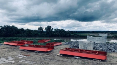 Efectele vremii capricioase: Ploile torențiale încurcă lucrările la podul peste Someș de la Seini, chiar dacă acestea sunt în grafic (GALERIE FOTO)