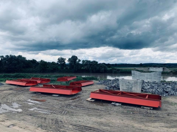 Efectele vremii capricioase: Ploile torențiale încurcă lucrările la podul peste Someș de la Seini, chiar dacă acestea sunt în grafic (GALERIE FOTO)