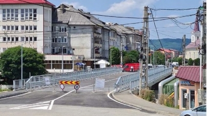 Pentru șoferi: A fost redeschis circulației podul din centrul orașului Târgu Lăpuș. Vor exista, totuși, și unele restricții (FOTO)