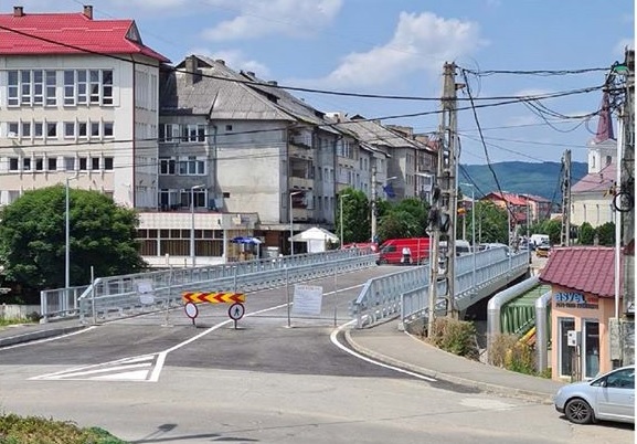 Pentru șoferi: A fost redeschis circulației podul din centrul orașului Târgu Lăpuș. Vor exista, totuși, și unele restricții (FOTO)