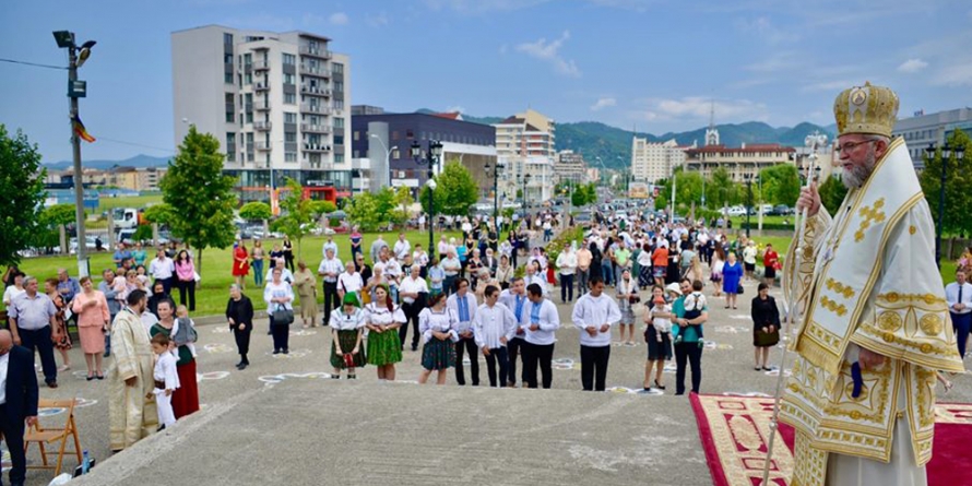 PS Iustin: „Familia este primul cuib, părinții sunt primii pedagogi, iar prima icoană, prima lumină a copilului este mama” (GALERIE FOTO)