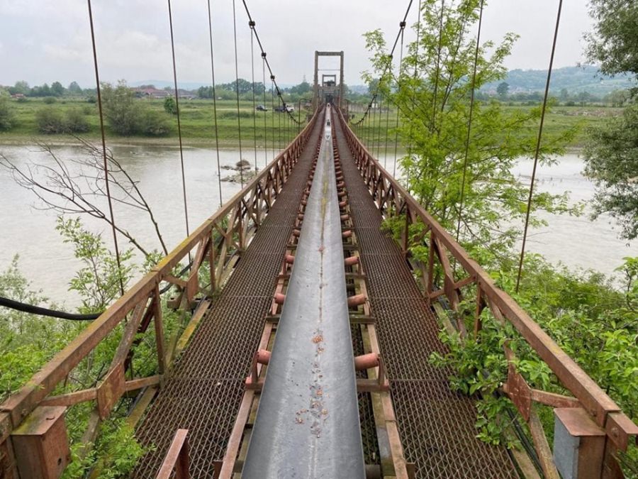 Puntea de 50 de metri de la Tămaia ar putea fi demolată și vândută la fier vechi. Localnicii și autoritățile se opun (GALERIE FOTO)