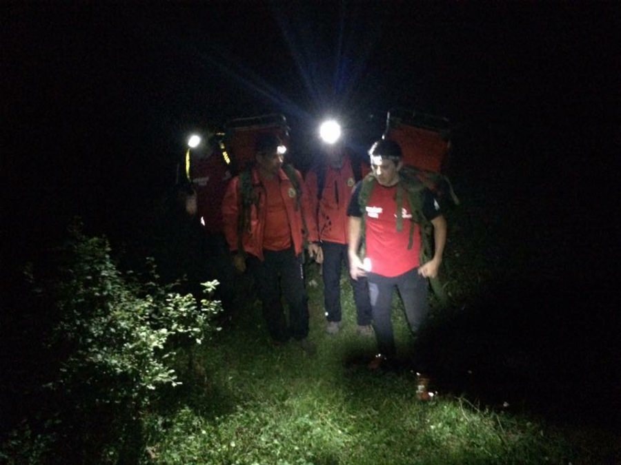 Intervenție nocturnă în Maramureș: Un cioban a cerut ajutorul salvatorilor montani pe motiv că ar fi fost atacat de un urs. De fapt, era doar beat!… (FOTO)