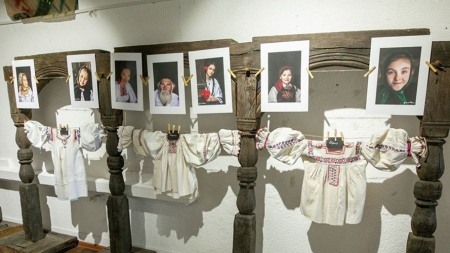 La Muzeul de Etnografie a fost vernisată expoziția „Chipuri și cămeși”; o puteți vizita până la final de august (GALERIE FOTO)